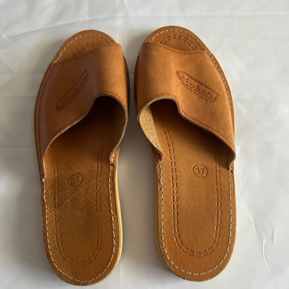 Ladies flat sandals size 37